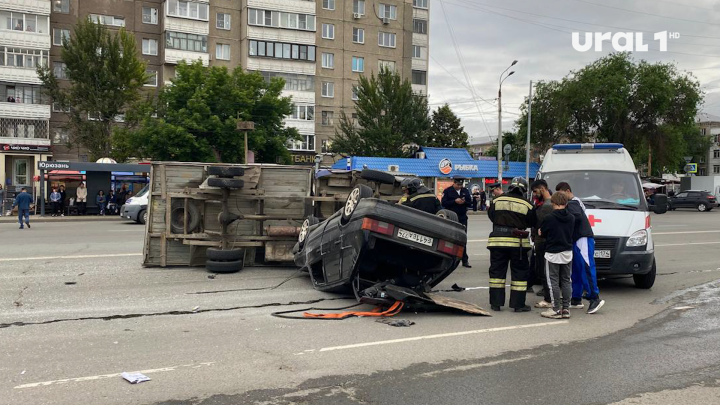 В Калининском районе Челябинска произошло ДТП с участием автомобилей «Газель» и ВАЗ 